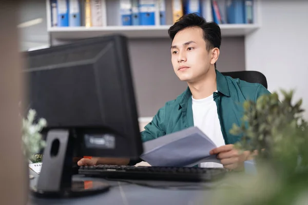 Foto Ung Asiatisk Affärsman Som Arbetar Kontoret — Stockfoto