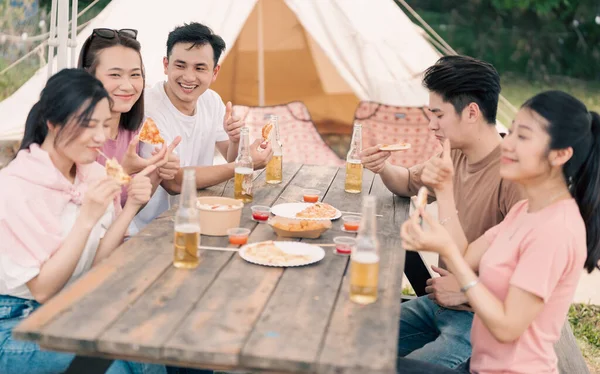 Grupp Asiater Picknick Utanför Royaltyfria Stockbilder