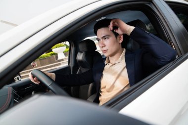 Arabalı genç Asyalı iş adamı