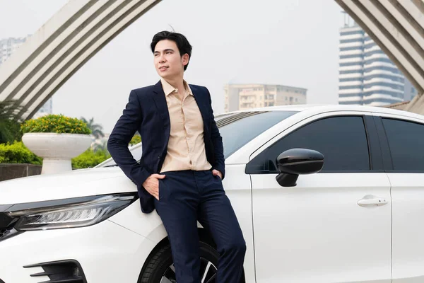 Ung Asiatisk Affärsman Med Bil Stockfoto