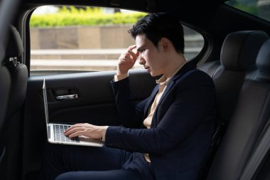 Arabalı genç Asyalı iş adamı