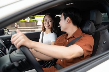 Arabalı genç Asyalı bir çift.