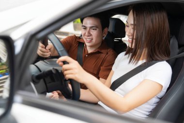 Arabalı genç Asyalı bir çift.