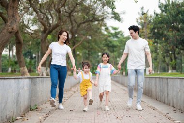 Parktaki genç Asyalı aile.