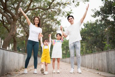 Parktaki genç Asyalı aile.