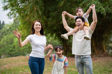Parktaki genç Asyalı aile.