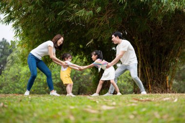 Parktaki genç Asyalı aile.