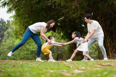 Parktaki genç Asyalı aile.