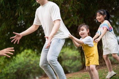 Parktaki genç Asyalı aile.