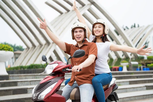 Młoda Azjatycka Para Motocyklu — Zdjęcie stockowe