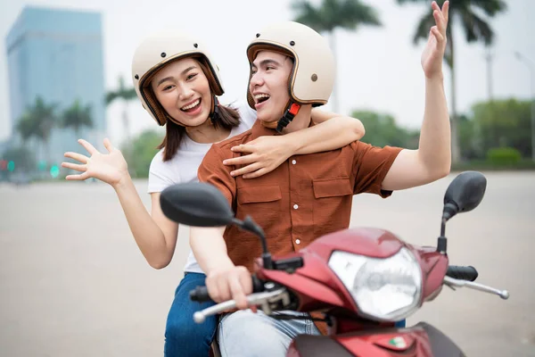 Jeune Couple Asiatique Sur Moto — Photo