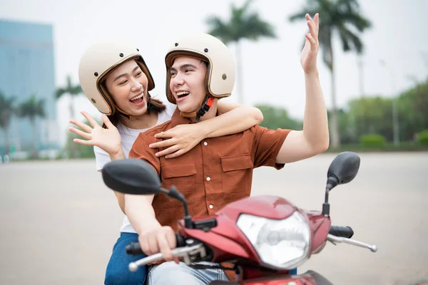 Jovem Casal Asiático Moto — Fotografia de Stock