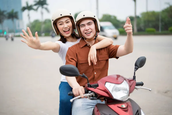 Jeune Couple Asiatique Sur Moto — Photo