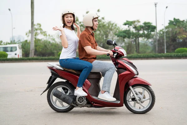 Молодая Азиатская Пара Мотоцикле — стоковое фото