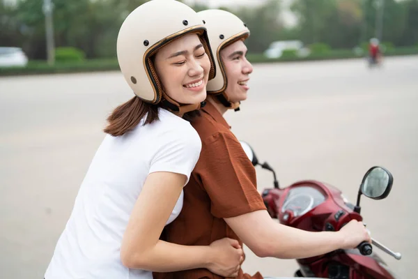 Młoda Azjatycka Para Motocyklu — Zdjęcie stockowe