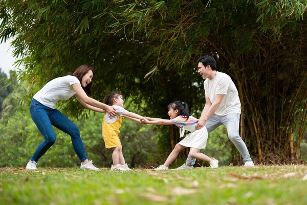 Parktaki genç Asyalı aile.