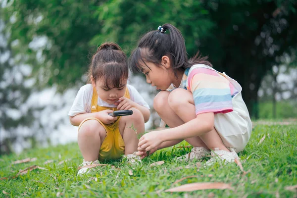Foto Von Jungen Asiatischen Baby Mädchen Spielen Park — Stockfoto