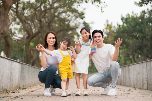 Ung Asiatisk Familj Parken Stockbild