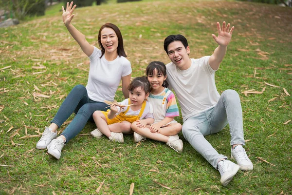 Ung Asiatisk Familj Parken Royaltyfria Stockfoton