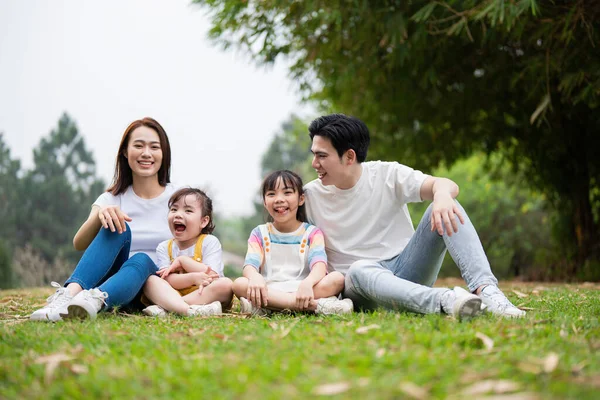 Ung Asiatisk Familj Parken Royaltyfria Stockbilder