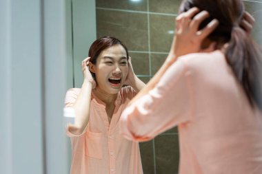 Evde çalışan genç Asyalı kadın