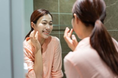 Evde çalışan genç Asyalı kadın