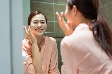 Evde çalışan genç Asyalı kadın