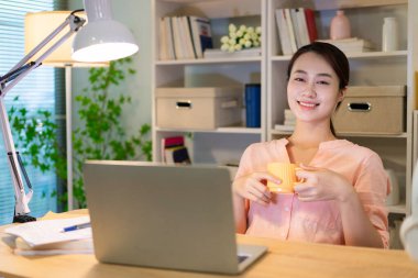 Evde çalışan genç Asyalı kadın