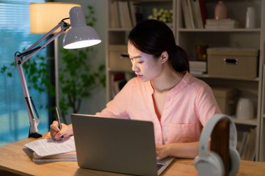 Evde çalışan genç Asyalı kadın