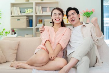 Evde genç bir Asyalı çiftin fotoğrafı.