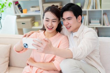 Evde genç bir Asyalı çiftin fotoğrafı.