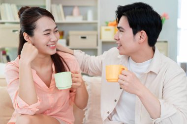 Evde genç bir Asyalı çiftin fotoğrafı.