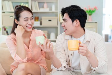 Evde genç bir Asyalı çiftin fotoğrafı.