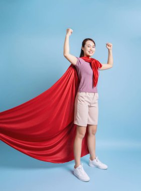 Kırmızı pelerinli genç Asyalı kadın.