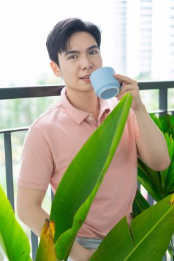 Evdeki genç Asyalı adamın fotoğrafı.