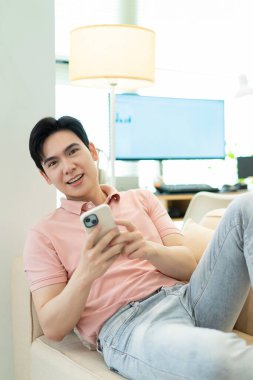Evdeki genç Asyalı adamın fotoğrafı.