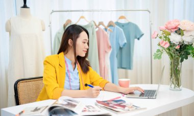 Genç Asyalı kadın moda tasarımcısının fotoğrafı