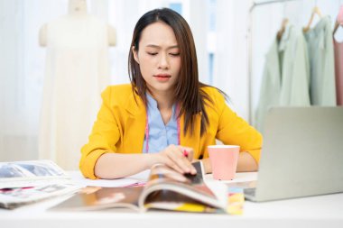 Genç Asyalı kadın moda tasarımcısının fotoğrafı