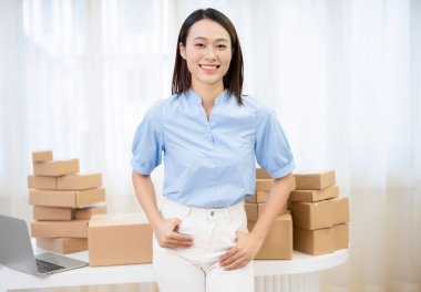 İnternette satılan genç Asyalı kadının fotoğrafı