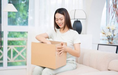 Genç Asya açık karton kutu