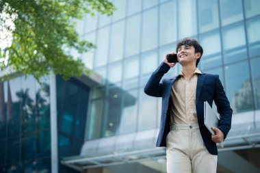 Dışarıdaki Asyalı genç işadamının portresi