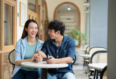 Genç Asyalı çiftin birlikte takıldığı bir fotoğraf.