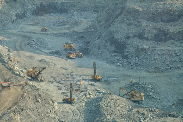 철광석 광산의 일부이기도 굴착기 덤프트럭의 야금의 단계는 원료를 추출하는 것이다 — 스톡 사진