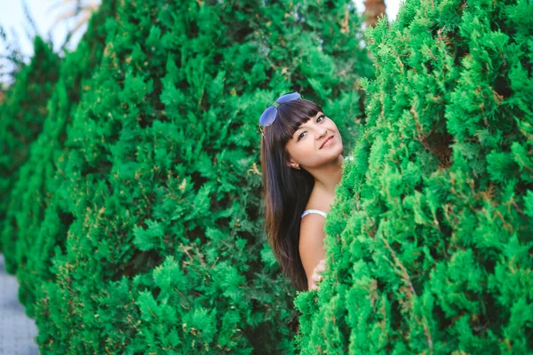 Μια Νεαρή Μελαχρινή Ανάμεσα Πράσινα Δέντρα Πορτραίτο Κοριτσιού Δημόσιο Πάρκο — Φωτογραφία Αρχείου