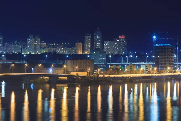 Autobrücke Über Den Fluss Einer Europäischen Großstadt Nachtlandschaft Einer Metropole — Stockfoto