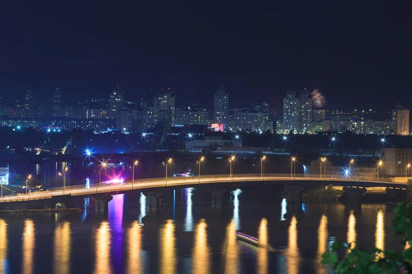 欧洲一个大城市的一座桥横跨河流 有河流 桥梁和高楼的大都市的夜景 — 图库照片
