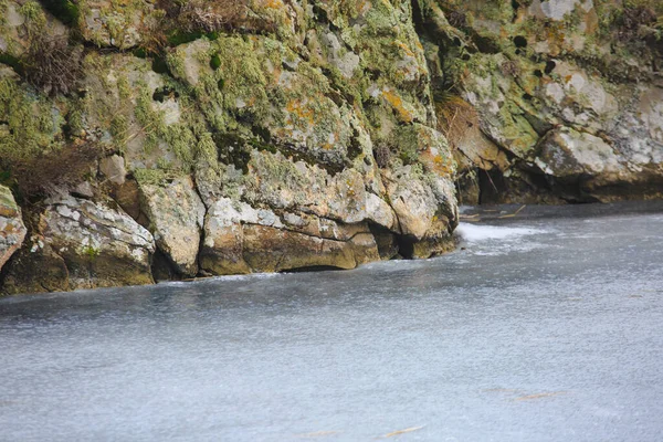 Gefrorenes Wasser Auf Einem See Oder Fluss Ein Steiniges Flussufer — Stockfoto
