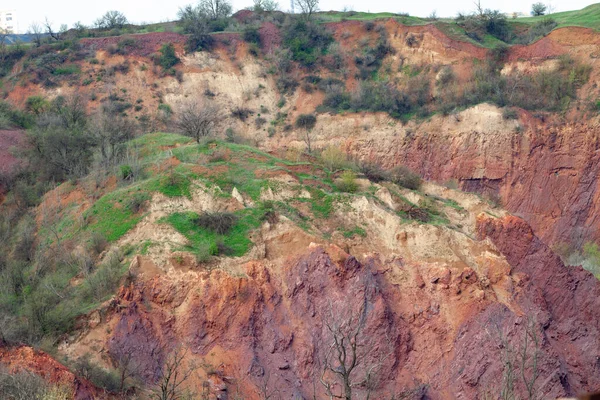 土壌浸食 スライディングとケービング 地滑りの中に岩です 地下採掘の結果 地上での失敗 — ストック写真