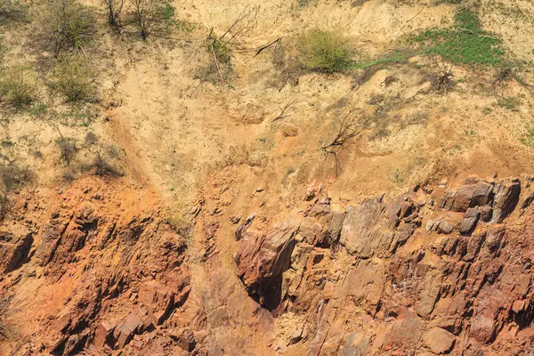 地面の故障の岩の端 地面のディップ上のオレンジ 赤の岩 — ストック写真