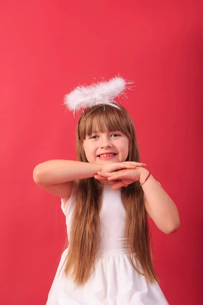 Uma Menina Olhos Azuis Vestido Anjo Branco Contra Fundo Vermelho — Fotografia de Stock